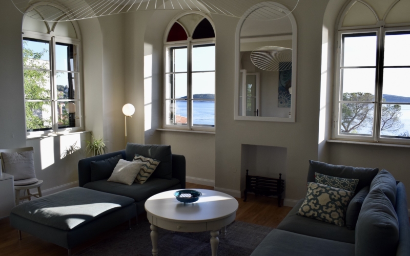 Im Haus, Inneneinrichtung, Fenster, Wand, Couch, Kaffeetisch, Tisch, Studiocouch, Boden, Wohnzimmer, Bude, Bettsofa, Kleines Sofa, Zimmer, Fensterausstattung, Haus, Kissen, Armlehne, Tageslichtsysteme, Fensterabdeckung, Decke, Sofa, Mobiliar, Stuhl
