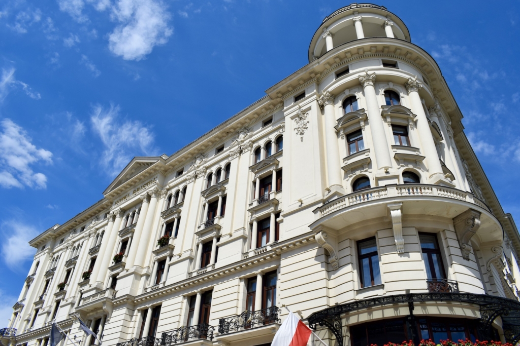 Wolke, draußen, Himmel, Gebäude, Fassade, Fenster, Architektur, Mischnutzung, Tageszeit, Stadt, Wahrzeichen, Flagge, Groß, Regierungsgebäude, Straße