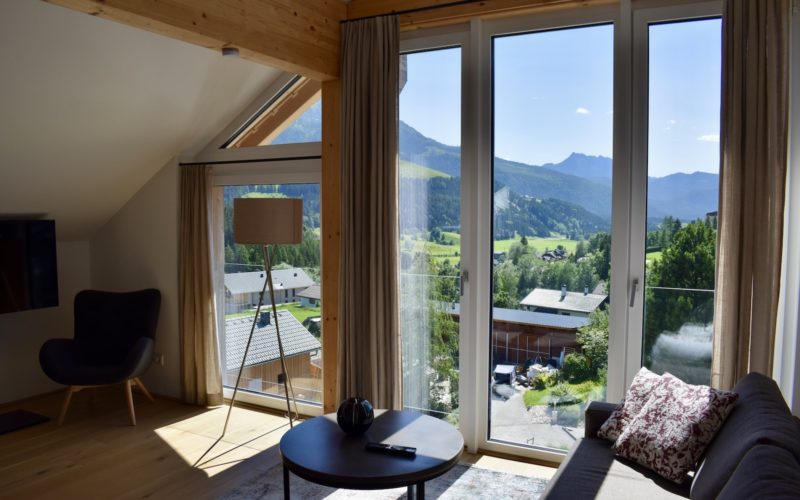 Fenster, Im Haus, Gebäude, Inneneinrichtung, Kaffeetisch, Haus, Penthouse, Bude, Boden, Eigentum, Fensterausstattung, Studiocouch, Fensterabdeckung, Tageslichtsysteme, Wand, Armlehne, Wohnzimmer, Tisch, Couch, Zimmer, Stuhl, Decke, Hotel, Mobiliar, Berg