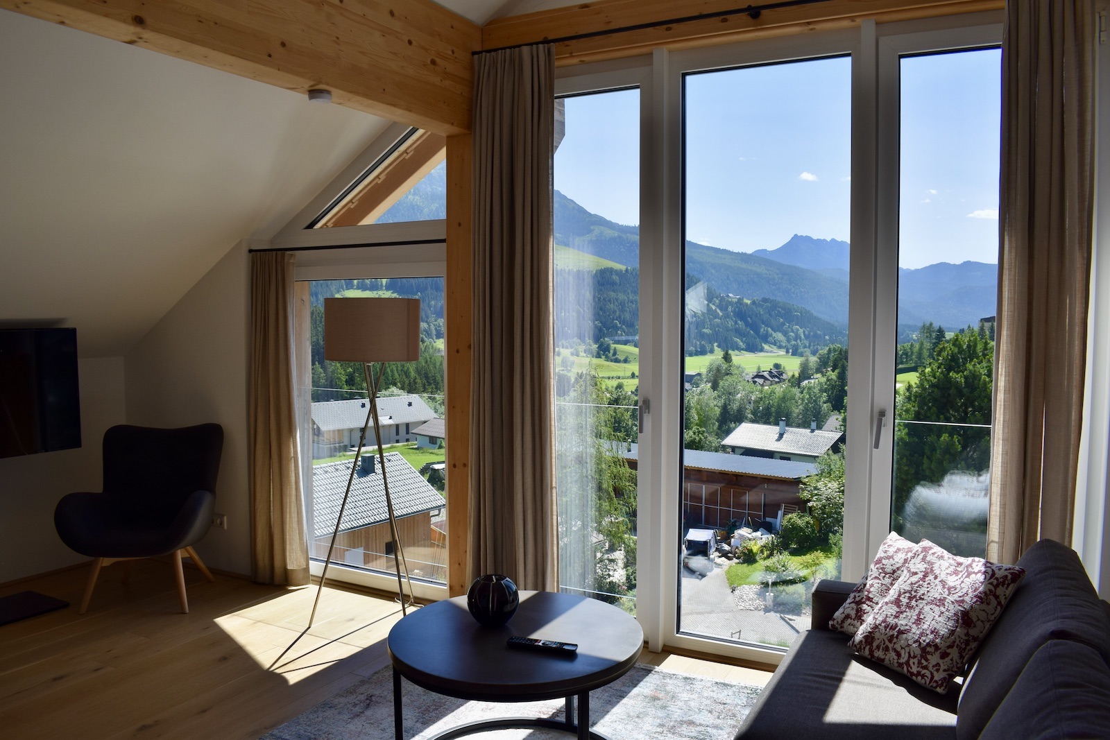 Fenster, Im Haus, Gebäude, Inneneinrichtung, Kaffeetisch, Haus, Penthouse, Bude, Boden, Eigentum, Fensterausstattung, Studiocouch, Fensterabdeckung, Tageslichtsysteme, Wand, Armlehne, Wohnzimmer, Tisch, Couch, Zimmer, Stuhl, Decke, Hotel, Mobiliar, Berg