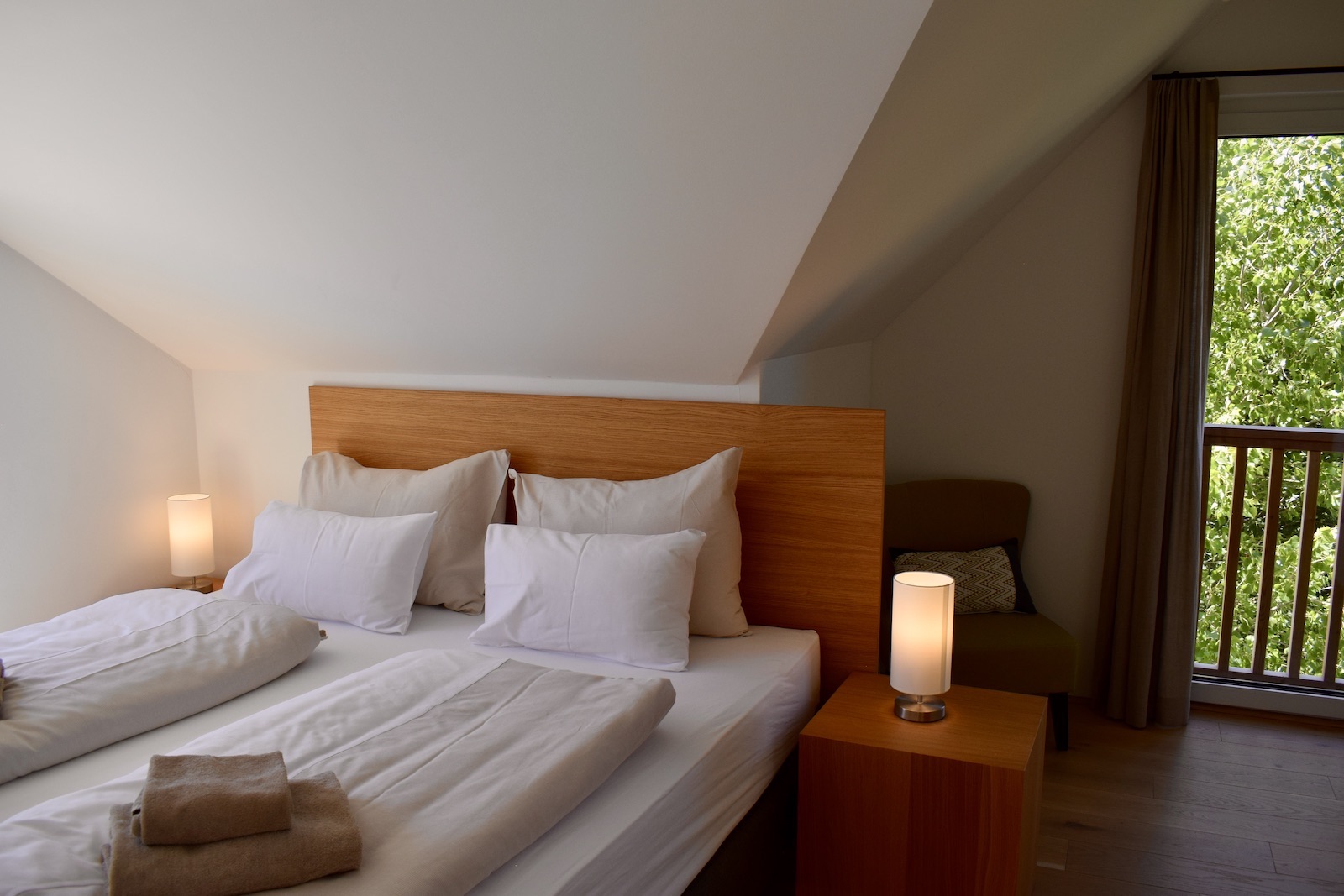 Im Haus, Wand, Inneneinrichtung, Kissen, Bettwäsche, Bettdecke, Bettbezug, Bettrahmen, Matratze, Mobiliar, Leinenstoffe, Nachttisch, Suite, Lampenschirm, Bett, Hotel, Boutique-Hotel, Zimmer, Haus, Fensterausstattung, Fensterabdeckung, Schlafzimmer, Bettbehang, Boden, Fenster, Decke, Urlaub