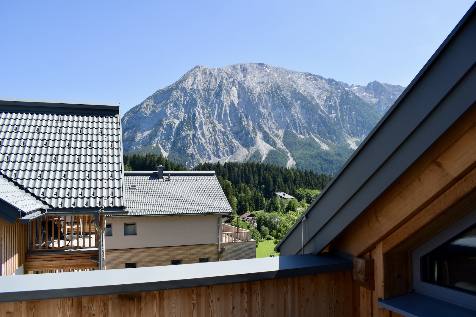 Berg, Himmel, draußen, Gebäude, Fenster, Eigentum, Architektur, Haus, Dach, Landschaft