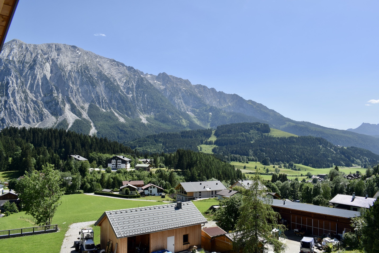 draußen, Baum, Himmel, Landschaft, Hill Station, Gebirgszug, Gebirgsdorf, Berg, Wolke, Gras, Hochland, Pflanze, Gebirgsmassiv, Gebäude, Natur, Haus