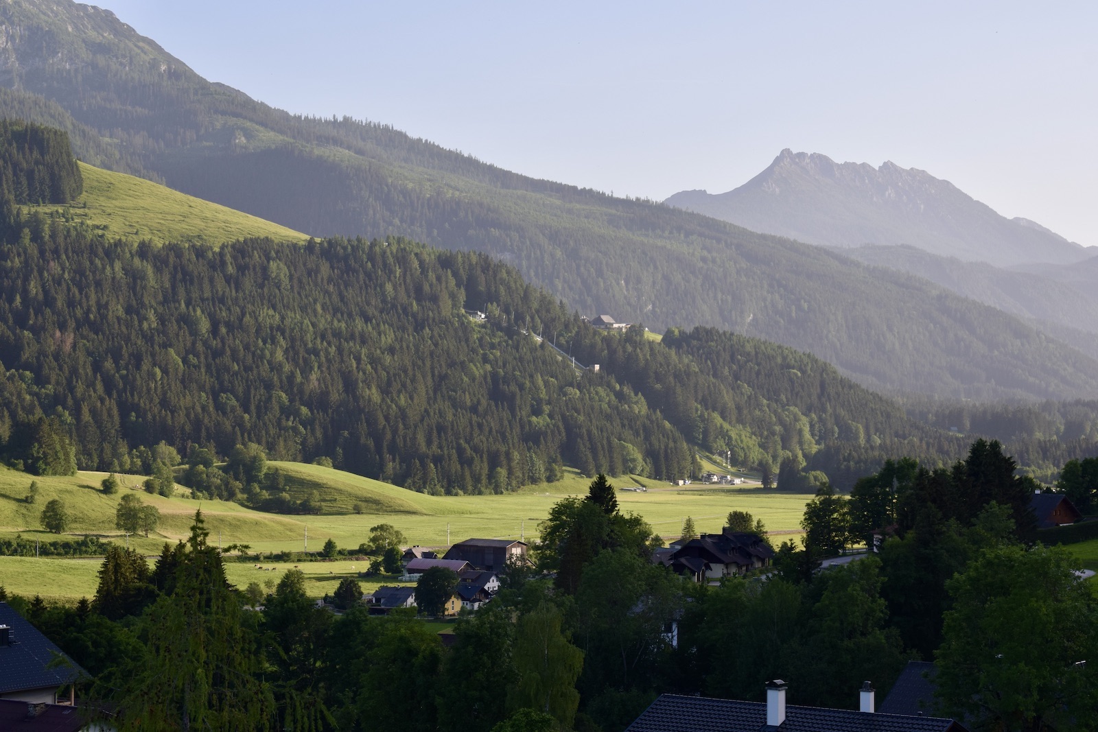 draußen, Landschaft, Hill Station, Himmel, Gras, Gebirgszug, Natur, Berg, Baum, Haus, Landgebiet, Tal, Gebirgsdorf, Bergrücken, Gebirgsmassiv, Pflanze, Bergkamm, Reise, Feld, Hochland