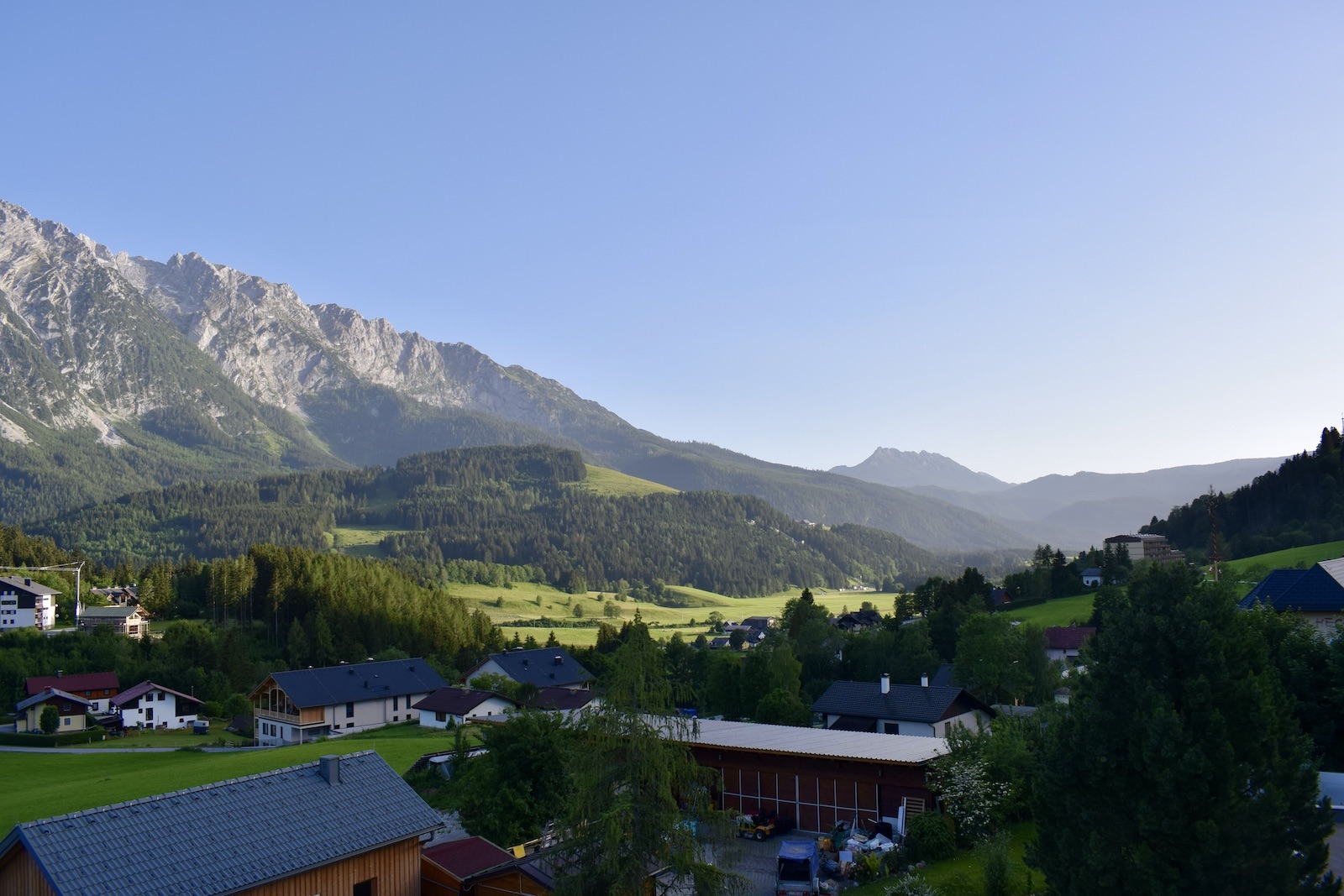 draußen, Baum, Himmel, Berg, Hill Station, Landschaft, Gebirgszug, Hochland, Gebirgsdorf, Gras, Gebirgsmassiv, Natur, Haus, Reise