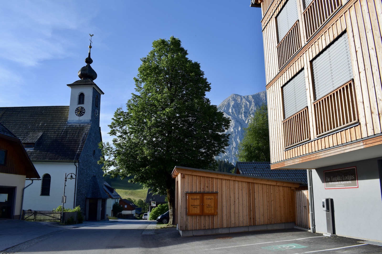 draußen, Himmel, Baum, Fenster, Kirche, Wolke, Haus, Dach, Stadt, Immobilie, Fassade, Gebäude, Turm, Straße, Architektur, Landschaft