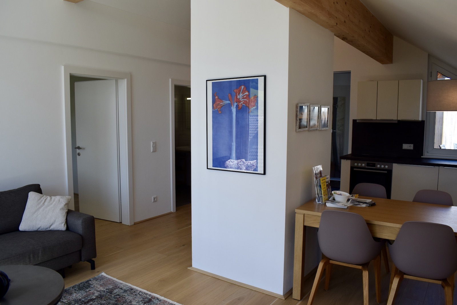 Im Haus, Wand, Inneneinrichtung, Boden, Zimmer, Tisch, Bude, Decke, Fußboden, Laminatboden, Haus, Eigentum, Hartholz, Holzboden, Kaffeetisch, Möbel, Tür, Kissen, Fenster, Fensterabdeckung, Fernsehen, Loftwohnung, Penthouse, Wohnzimmer, Hotel, Wohnung, Mobiliar, Stuhl