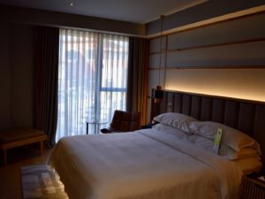 Im Haus, Wand, Inneneinrichtung, Bettwäsche, Mobiliar, Bettdecke, Bettrahmen, Matratze, Kissen, Bettbezug, Vorhang, Leinenstoffe, Fensterausstattung, Schlafzimmer, Fensterabdeckung, Nachttisch, Suite, Fenster, Boutique-Hotel, Lampenschirm, Zimmer, Hostel, Bettbehang, Boden, Bett, Decke, Hotel, Urlaub