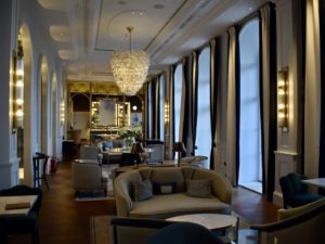 Im Haus, Mobiliar, Inneneinrichtung, Tisch, Fenster, Decke, Wand, Couch, Hotel, Armlehne, Zimmer, Stuhl, Boden