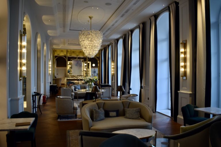 Im Haus, Mobiliar, Inneneinrichtung, Tisch, Fenster, Decke, Wand, Couch, Hotel, Armlehne, Zimmer, Stuhl, Boden