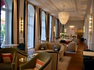 Im Haus, Mobiliar, Inneneinrichtung, Fenster, Couch, Decke, Tisch, Studiocouch, Bettsofa, Armlehne, Kaffeetisch, Wand, Zimmer, Boden, Hotel, Stuhl