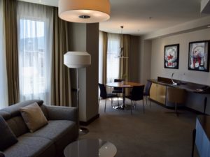 Im Haus, Wand, Inneneinrichtung, Couch, Boden, Tisch, Kaffeetisch, Zimmer, Studiocouch, Decke, Bettsofa, Bude, Wohnzimmer, Vorhang, Fensterausstattung, Kleines Sofa, Stuhl, Lampenschirm, Fenster, Fensterabdeckung, Deckenleuchte, Kissen, Fußboden, Hotel, Armlehne, Penthouse, Sofa, Mobiliar, Wohnung