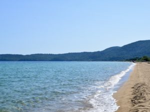 draußen, Natur, Küste, Wasser, Himmel, Küsten- und Ozeanlandschaft, Gewässer, Landschaft, Meeresbucht, Tropen, See, Sound, Meer, Azurblau, Sandbank, Riff, Berg, Strand, Gelände, Insel, Sand