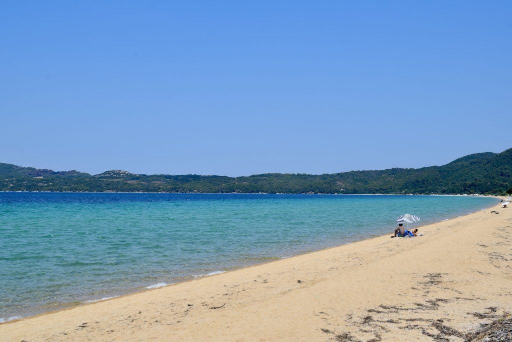 draußen, Küste, Natur, Himmel, Wasser, Küsten- und Ozeanlandschaft, Strand, Tropen, Sand, Karibik, Meeresbucht, Azurblau, Gewässer, Sandbank, Meer, Landschaft, Riff, Gelände, Blau, Berg, Insel, Sommer