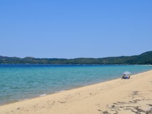 draußen, Küste, Natur, Himmel, Wasser, Küsten- und Ozeanlandschaft, Strand, Tropen, Sand, Karibik, Meeresbucht, Azurblau, Gewässer, Sandbank, Meer, Landschaft, Riff, Gelände, Blau, Berg, Insel, Sommer