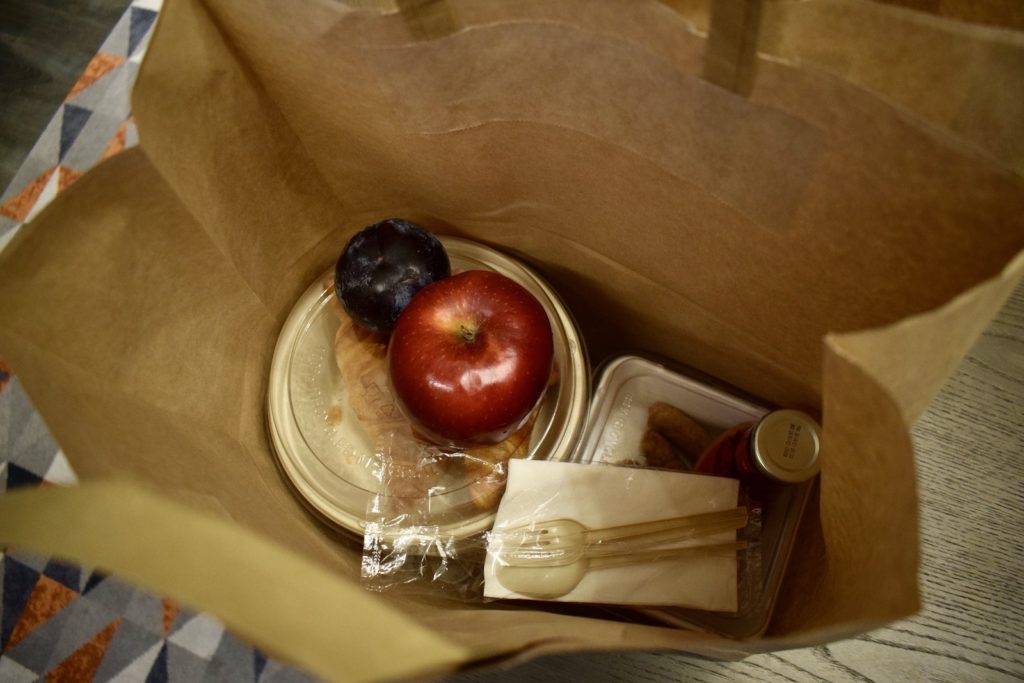 Frucht, Apfel, Im Haus, Naturkost, Essen, Tisch, Boden, Tasche, Sitzen, Papier, Nektarine