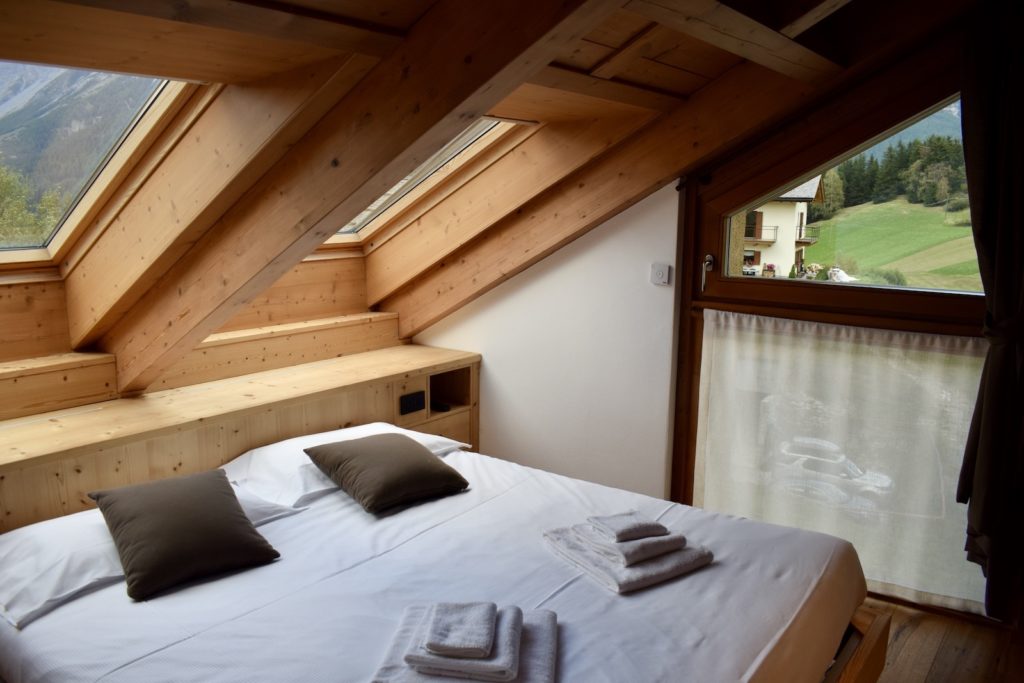 Im Haus, Inneneinrichtung, Wand, Zimmer, Hartholz, Bett, Schlafzimmer, Kissen, Bettwäsche, Bettdecke, Holz, Matratze, Dachboden, Leinenstoffe, Bettbezug, Mobiliar, Bettrahmen, Eigentum, Balken, Fenster, hölzern, Decke, Unterkunft, Haus