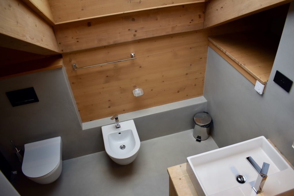 Im Haus, Wand, Installationszubehör, Badezimmer, Badezimmerzubehör, Wasserleitung, Waschbecken, Hahn, Kachel, Toilettensitz, Bidet, weiß, Boden, hölzern, Toilette