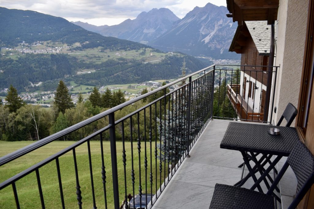 draußen, Berg, Gebäude, Himmel, Baum, Zaun, Geländer, Wolke, Veranda, Landschaft, Balkon, hölzern, Deck, Urlaub