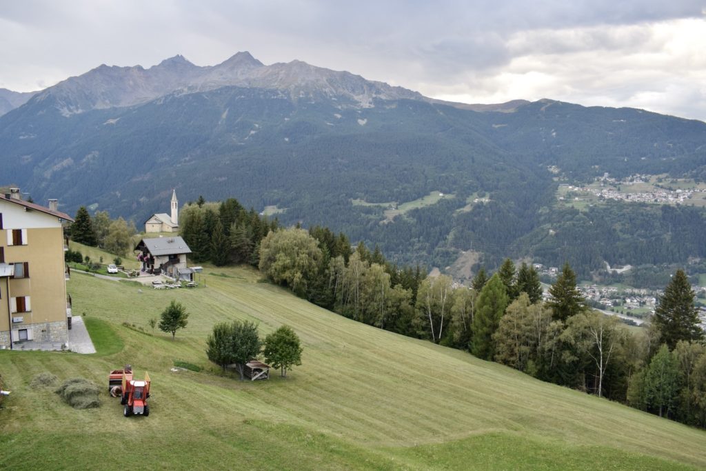 draußen, Gras, Baum, Himmel, Wolke, Natur, Landschaft, Hill Station, Hochland, Berg, Gebirgszug, Landgebiet, Bergrücken, Pflanze, Grundstück, Gebirgsdorf, Feld, Reise, Haus