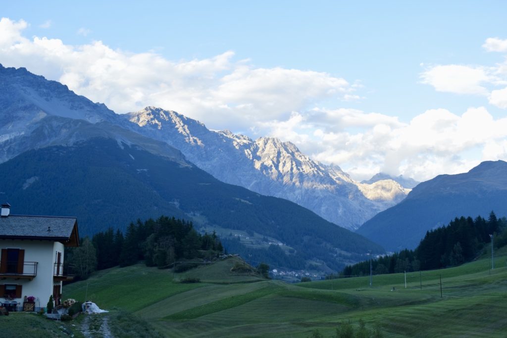 draußen, Gras, Natur, Landschaft, Wolke, Himmel, Gebirgszug, Baum, Hill Station, Hochland, Berg, Alpen, Gebirgsmassiv, Bergkamm, Schnee, Gipfel, Bergrücken, Tal, Landgebiet, Haus, Feld