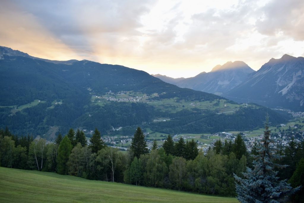 draußen, Landschaft, Wolke, Natur, Himmel, Gras, Hochland, Gebirgszug, Baum, Hill Station, Gebirgsmassiv, Wildnis, Berg, Bergrücken, Bergkamm, Lärche, Tal, Alpen, Fichte, Gelände, Gipfel, Feld