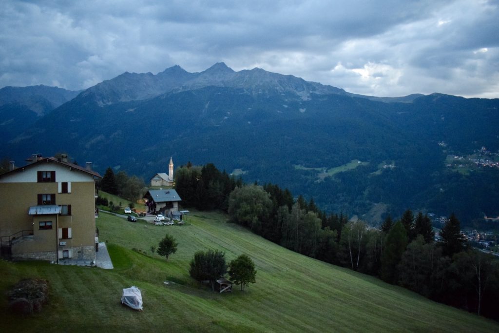 draußen, Wolke, Gras, Baum, Landschaft, Himmel, Hill Station, Hochland, Gebirgszug, Natur, Landgebiet, Gebirgsdorf, Berg, Pflanze, Bergrücken, Feld, Haus