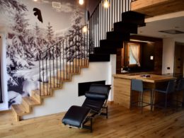 Im Haus, Boden, Inneneinrichtung, Wand, Fußboden, Tisch, Zimmer, Kaffeetisch, Hartholz, Stuhl, Decke, Mobiliar, Haus