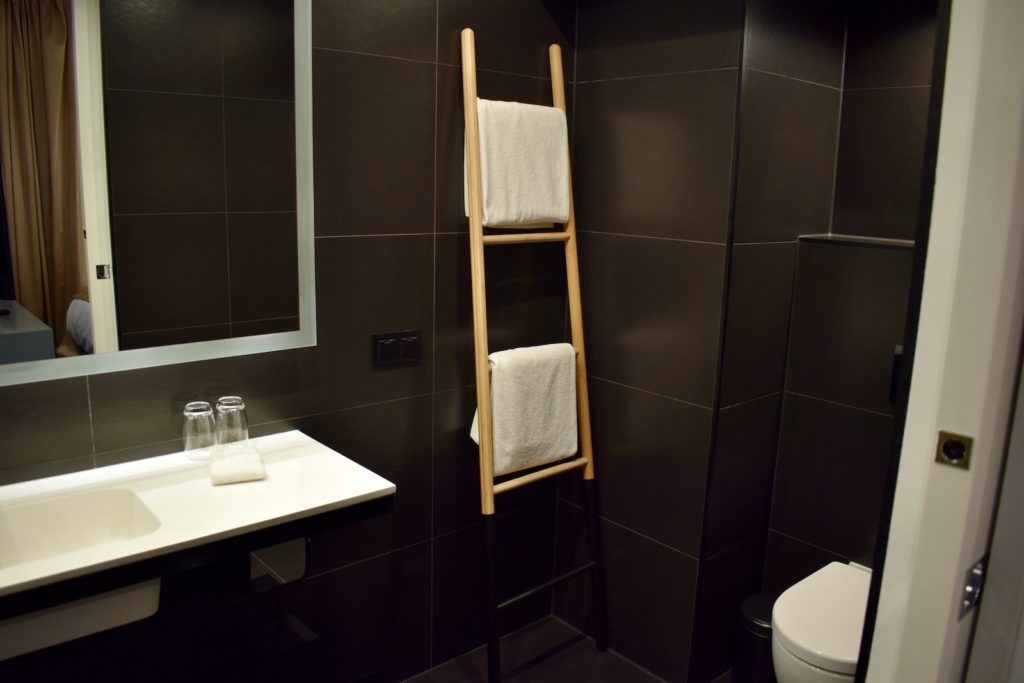 Im Haus, Wand, Installationszubehör, Badezimmerzubehör, Hahn, Badezimmer, Wasserleitung, Kachel, Badewanne, Waschbecken, Spiegel, Zimmer, Toilette, Dusche, Hotel