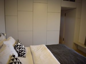 Im Haus, Wand, Bettdecke, Bettwäsche, Inneneinrichtung, Leinenstoffe, Matratze, Bettrahmen, Bettbezug, Mobiliar, Kissen, Kleiderschrank, Nachttisch, Schublade, Hotel, Schlafzimmer, Bett, Zimmer, Boden