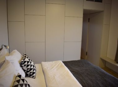 Im Haus, Wand, Bettdecke, Bettwäsche, Inneneinrichtung, Leinenstoffe, Matratze, Bettrahmen, Bettbezug, Mobiliar, Kissen, Kleiderschrank, Nachttisch, Schublade, Hotel, Schlafzimmer, Bett, Zimmer, Boden