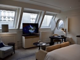 Im Haus, Wand, Inneneinrichtung, Kissen, Couch, Fenster, Zimmer, Bettsofa, Bude, Boden, Studiocouch, Fensterabdeckung, Fensterausstattung, Bett, Haus, Kleines Sofa, Tisch, Möbel, Penthouse, Armlehne, Kommode, Suite, Decke, Fernsehen, Wohnzimmer, Hotel, Schlafzimmer, Mobiliar, Wohnung