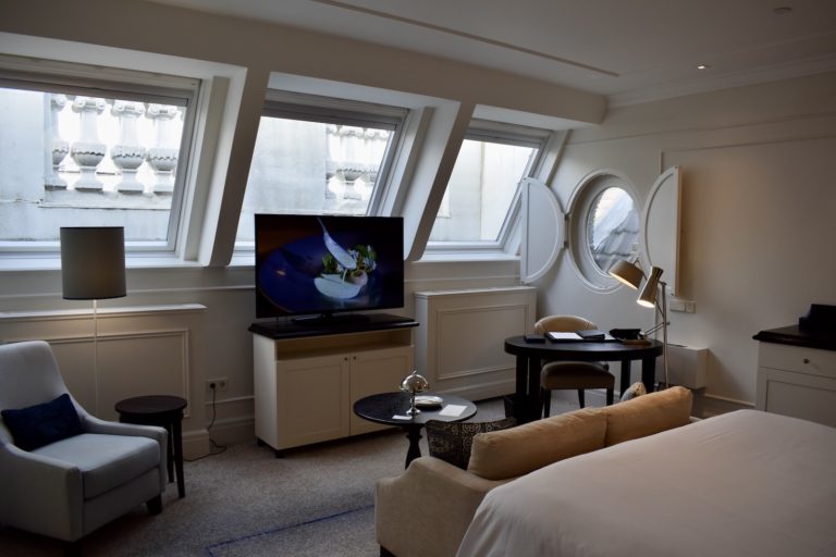 Im Haus, Wand, Inneneinrichtung, Kissen, Couch, Fenster, Zimmer, Bettsofa, Bude, Boden, Studiocouch, Fensterabdeckung, Fensterausstattung, Bett, Haus, Kleines Sofa, Tisch, Möbel, Penthouse, Armlehne, Kommode, Suite, Decke, Fernsehen, Wohnzimmer, Hotel, Schlafzimmer, Mobiliar, Wohnung