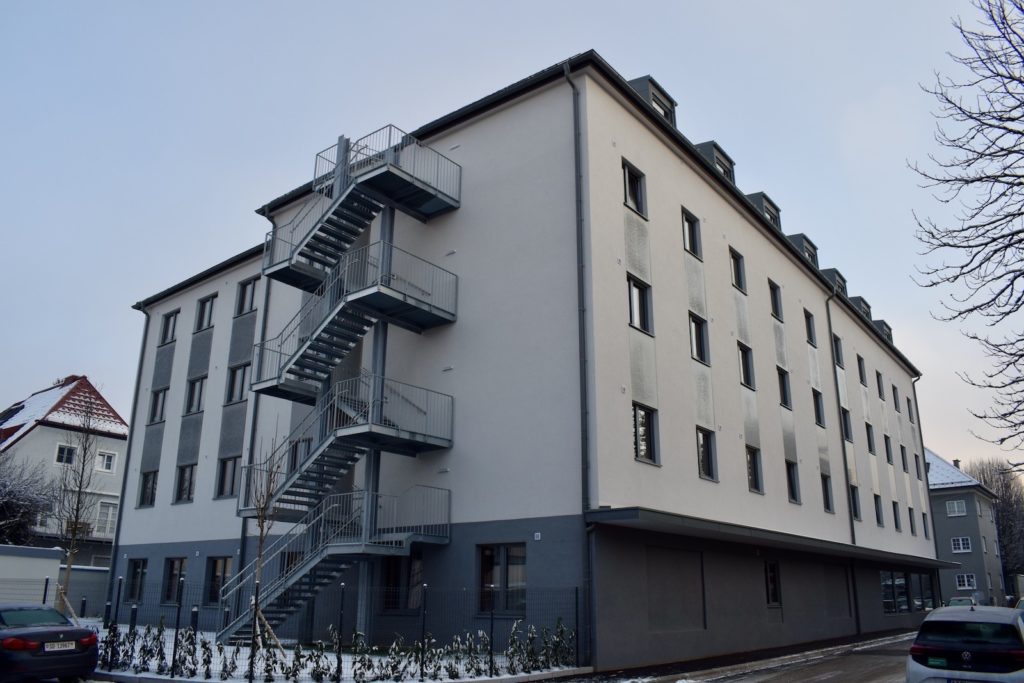 draußen, Himmel, Landfahrzeug, Gebäude, Fahrzeug, Auto, Fenster, Nachbarschaft, Baum, Stadt, Mischnutzung, Wohnung, Fassade, Winter, Haus, Straße, Wohngebäude, Architektur, halten