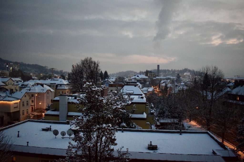 draußen, Winter, Wolke, Himmel, Baum, Schnee, Dach, Gebäude, Haus, Landschaft, Stadt