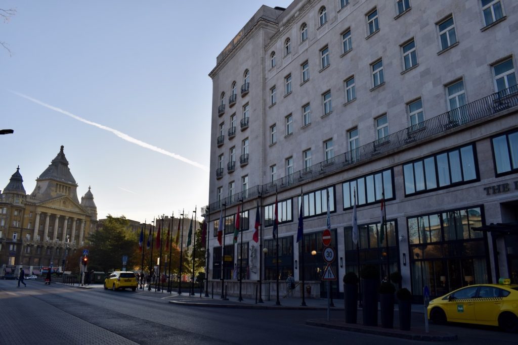 draußen, Gebäude, Himmel, Fahrzeug, Landfahrzeug, Straße, Stadt, Mischnutzung, Nachbarschaft, Stadtzentrum, Stadtgebiet, Taxi, Metropolregion, Weg, Auto, Fenster, Verkehrsweg, Verkehr, Metropole, Infrastruktur, Fahren, gelb, Reise