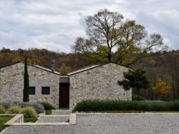 draußen, Wolke, Baum, Himmel, Friedhof, Pflanze, Grab, Gebäude, Gras, Grundstück, Herbst, Stein, Haus, Kirche, Landschaft