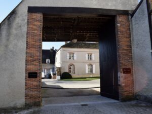 draußen, Gebäude, Himmel, Fenster, Wand, Eigentum, Backstein, Beton, Architektur, Tür, Immobilie, Kompositmaterial, Mauerwerk, Straße, Gelände, Stein, Haus