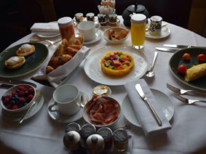 Geschirr, Mahlzeit, Essen, Platte, Serviergeschirr, Teller, Brunch, Küchenutensil, Unterteller, Gabel, Tafelsilber, Snack, Kulinarik, Abendessen, Service, Drink, Mahl, Kochkunst, Löffel, Mittagessen, Tisch, Cicchetti, Backwaren, Nachspeise, Im Haus, Trinkgefäß, Küchenutensilien, Porzellan, Frühstück, Sitzen, Tasse