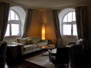 Im Haus, Inneneinrichtung, Wand, Vorhang, Fenster, Fensterausstattung, Tisch, Fensterabdeckung, Couch, Boden, Kissen, Bude, Kaffeetisch, Studiocouch, Bettsofa, Kleines Sofa, Hotel, Zimmer, Wohnzimmer, Decke, Stuhl, Mobiliar