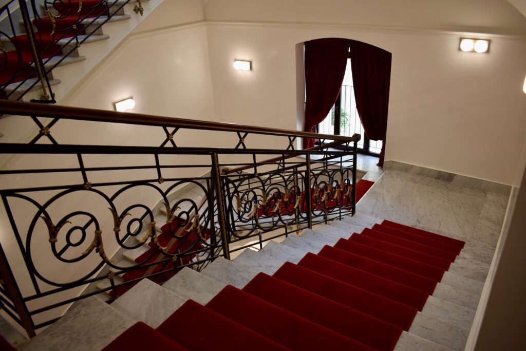 Treppe, Im Haus, Geländer, Wand, Stufe, Baluster, Boden, Inneneinrichtung, Gebäude, Fußboden, Zimmer, rot
