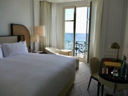 Im Haus, Wand, Mobiliar, Szene, Zimmer, Inneneinrichtung, Kissen, Bettwäsche, Bettdecke, Leinenstoffe, Tisch, Matratze, Schlafzimmer, Bettbezug, Bettrahmen, Fensterausstattung, Haus, Nachttisch, Bett, Vorhang, Suite, Fenster, Fensterabdeckung, Lampenschirm, Boutique-Hotel, Boden, Bettbehang, Spiegel, Hotel, Urlaub