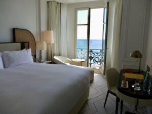 Im Haus, Wand, Mobiliar, Szene, Zimmer, Inneneinrichtung, Kissen, Bettwäsche, Bettdecke, Leinenstoffe, Tisch, Matratze, Schlafzimmer, Bettbezug, Bettrahmen, Fensterausstattung, Haus, Nachttisch, Bett, Vorhang, Suite, Fenster, Fensterabdeckung, Lampenschirm, Boutique-Hotel, Boden, Bettbehang, Spiegel, Hotel, Urlaub