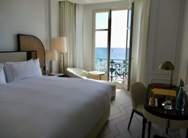 Im Haus, Wand, Mobiliar, Szene, Zimmer, Inneneinrichtung, Kissen, Bettwäsche, Bettdecke, Leinenstoffe, Tisch, Matratze, Schlafzimmer, Bettbezug, Bettrahmen, Fensterausstattung, Haus, Nachttisch, Bett, Vorhang, Suite, Fenster, Fensterabdeckung, Lampenschirm, Boutique-Hotel, Boden, Bettbehang, Spiegel, Hotel, Urlaub