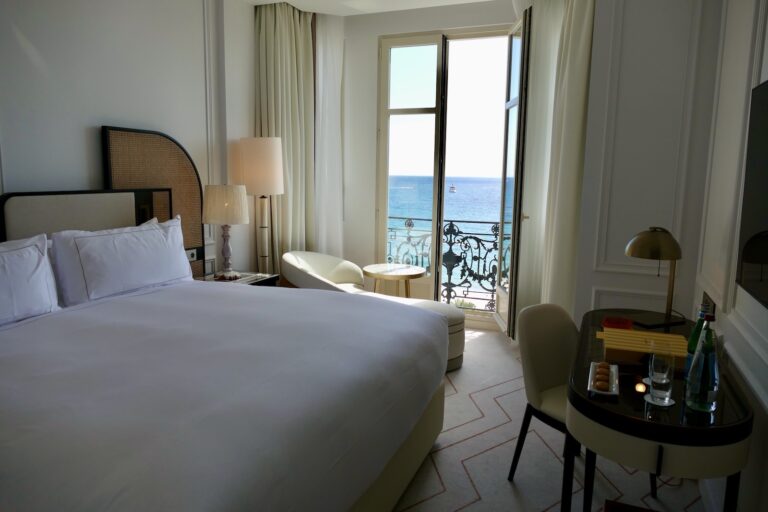 Im Haus, Wand, Mobiliar, Szene, Zimmer, Inneneinrichtung, Kissen, Bettwäsche, Bettdecke, Leinenstoffe, Tisch, Matratze, Schlafzimmer, Bettbezug, Bettrahmen, Fensterausstattung, Haus, Nachttisch, Bett, Vorhang, Suite, Fenster, Fensterabdeckung, Lampenschirm, Boutique-Hotel, Boden, Bettbehang, Spiegel, Hotel, Urlaub