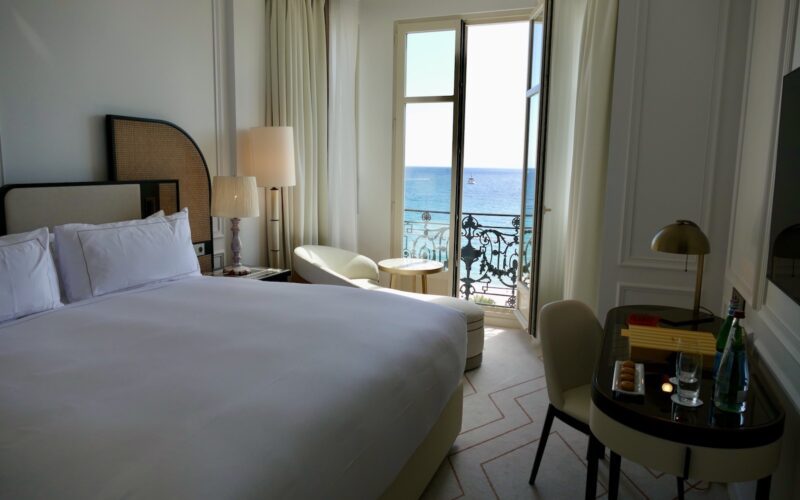 Im Haus, Wand, Mobiliar, Szene, Zimmer, Inneneinrichtung, Kissen, Bettwäsche, Bettdecke, Leinenstoffe, Tisch, Matratze, Schlafzimmer, Bettbezug, Bettrahmen, Fensterausstattung, Haus, Nachttisch, Bett, Vorhang, Suite, Fenster, Fensterabdeckung, Lampenschirm, Boutique-Hotel, Boden, Bettbehang, Spiegel, Hotel, Urlaub