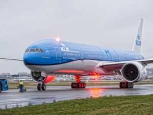 Platane Flugzeug Hobel, draußen, Himmel, Verkehrsflugzeug, Flugzeug, Airline, Runway, Flugreise, Transport, Fahrzeug, Flughafen, Düsentriebwerk, Flugzeugtriebwerk, Dienstleistung, Düsenflugzeug, Schmalrumpfflugzeug, Landeklappe, Gras, Luftfahrttechnik, Luftfahrt, Jet, Asphalt, Flugplatzvorfeld, Boeing 737, Boeing 737 Next Generation, Groß, airbus, Blau, Gelände, halten