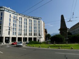 draußen, Himmel, Straße, Gebäude, Baum, Fenster, Auto, Mischnutzung, Landfahrzeug, Fassade, Fahrzeug, Architektur, Wahrzeichen, Stadt, Groß, Reise