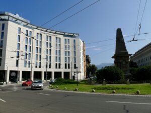 draußen, Himmel, Straße, Gebäude, Baum, Fenster, Auto, Mischnutzung, Landfahrzeug, Fassade, Fahrzeug, Architektur, Wahrzeichen, Stadt, Groß, Reise