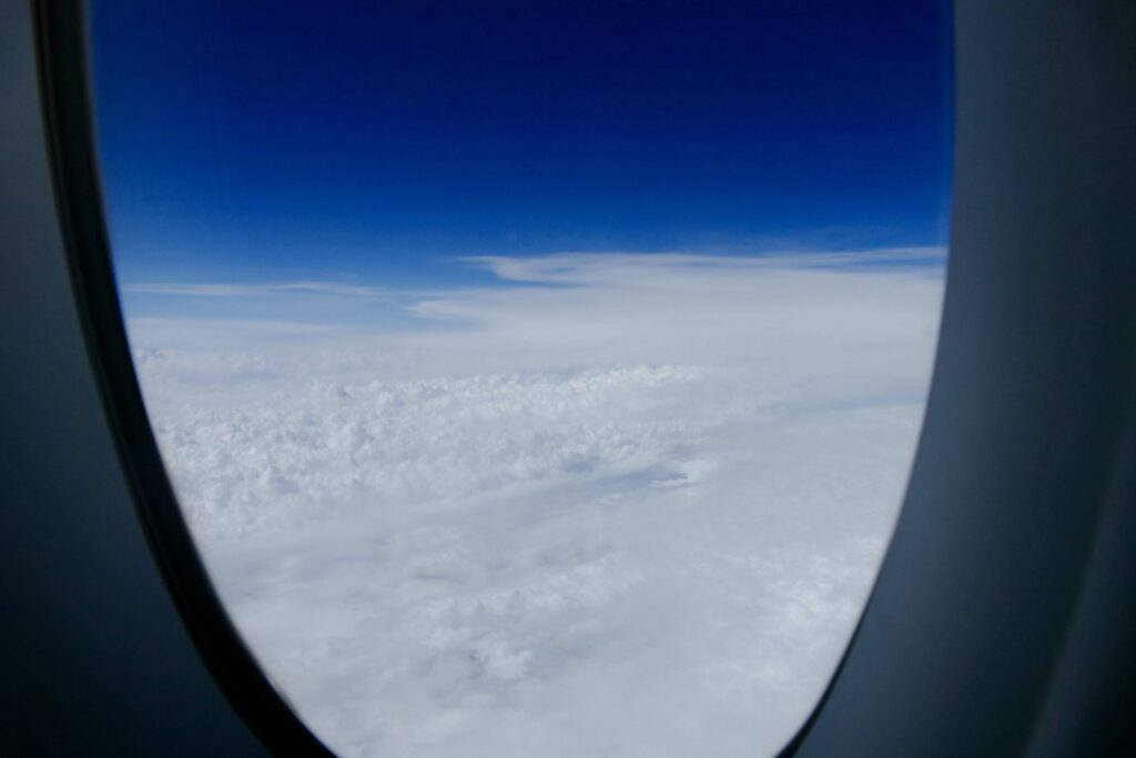 Wolke, Himmel, Fenster, Platane Flugzeug Hobel, Flugzeug, Gebäude, Wolken, draußen, Wald, Flug